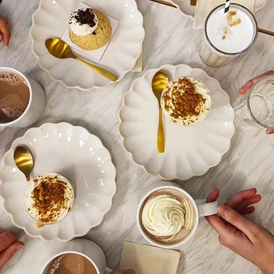 plusieurs assiettes avec des gateaux