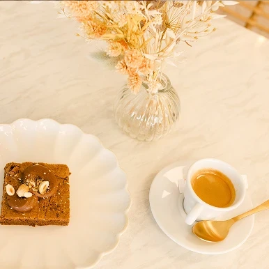 tasse du café et une assiette avec le cookie à gauche
