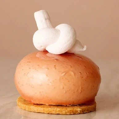 le riviera qui contient Mousse fromage blanc, insert framboise et citron vert, biscuit amande, croquant amande.