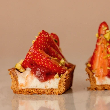 TARTE FRAISE contient Pâte sablée, crème pâtissière vanille, confit fraise et fraises fraîches.