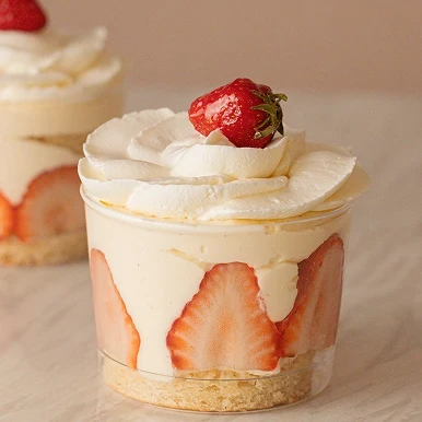 fraisier contient Biscuit amande, crème diplomate vanille, fraises fraîches.
